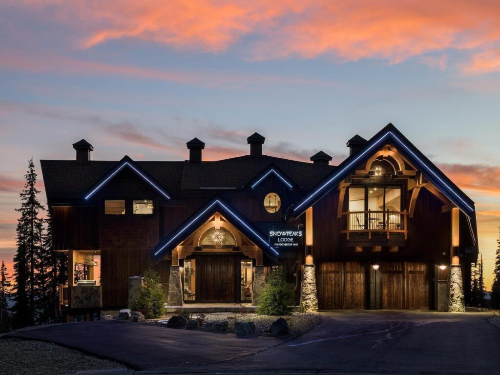 A big house in Big white mountain, the sun is at dusk.