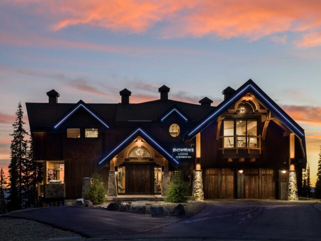 Snowpeaks Lodge, one of Big White's largest chalets with a great location just a short walk to Big White village centre. Six beds, sauna, private hot tub, cozy fireplace, boot room, and ski in ski out access.